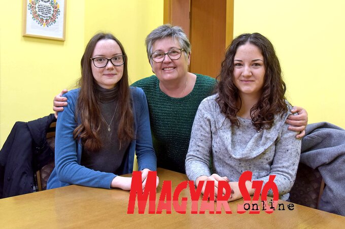 Orosz Flóra, Kovács Magdaléna és Dancsó Vivien, akik felkarolták az oroszlámosi gyerekeket (Fotó: Gergely Árpád) Orosz Flóra, Kovács Magdaléna és Dancsó Vivien, akik felkarolták az oroszlámosi gyerekeket (Fotó: Gergely Árpád)