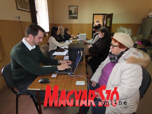 Aláírásgyűjtés az adai VMSZ irodában (Fotó: Csincsik Zsolt)