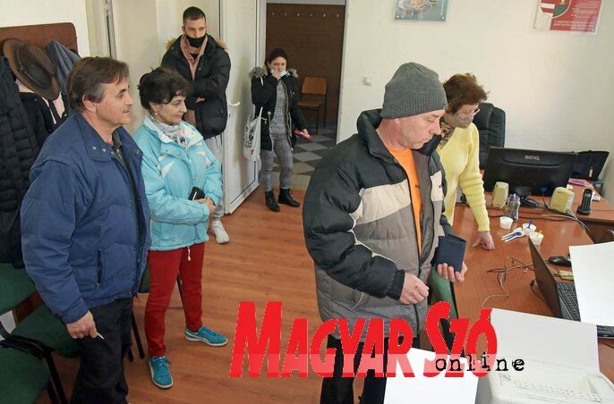 Zentán jól haladt az aláírásgyűjtés (Fotó: Gergely Árpád) Zentán jól haladt az aláírásgyűjtés (Fotó: Gergely Árpád)
