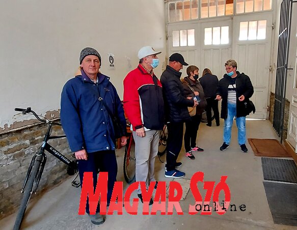Magyarkanizsán a közjegyző irodája előtt sokan várakoztak (Fotó: Puskás Károly) Magyarkanizsán a közjegyző irodája előtt sokan várakoztak (Fotó: Puskás Károly)
