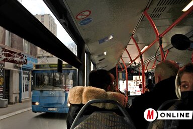 A Városi Közlekedési Közvállalat 9,5 millió dinárt fizet egy versenypályázaton kiválasztott
magánvállalatnak a jegyellenőrzésekért, valamint a városi utasforgalomról begyűjtött adatokért (Fotó: Dávid Csilla felvétele)