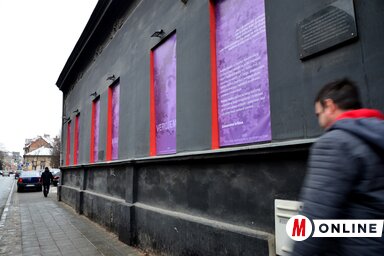 A CK13-nak otthont adó házra szerelt táblán az építmény jelentőségére
utaló szöveg olvasható (Fotó: Dávid Csilla felvétele)