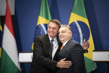Budapest, 2022. febru�r 17.
A Minisztereln�ki Sajt�iroda �ltal k�zreadott k�pen Jair Bolsonaro brazil �llamf� (b) �s Orb�n Viktor korm�nyf�, miut�n sajt�nyilatkozatot tettek t�rgyal�suk ut�n a Karmelita kolostorban 2022. febru�r 17-�n.
MTI/Minisztereln�