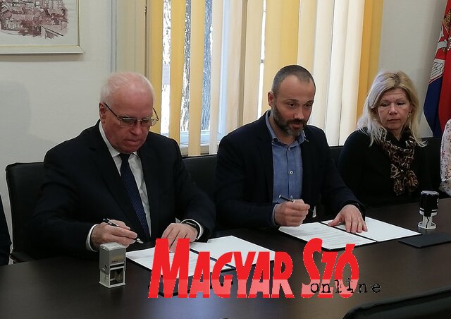 Hajnal Jenő és Szatmári Adrián az alapítói okirat aláírásánál (Tóth Péter felvétele) Hajnal Jenő és Szatmári Adrián az alapítói okirat aláírásánál (Tóth Péter felvétele)
