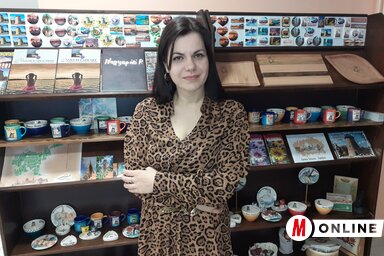 Topolyán a Fő utca 12 alatt, az idegenforgalmi iroda kínálatából lehet vásárolni a községre jellemző jelképekkel, motívumokkal ellátott ajándéktárgyakat, mondta Marina Popović (Kazinczy Paszterkó Diana felvétele)