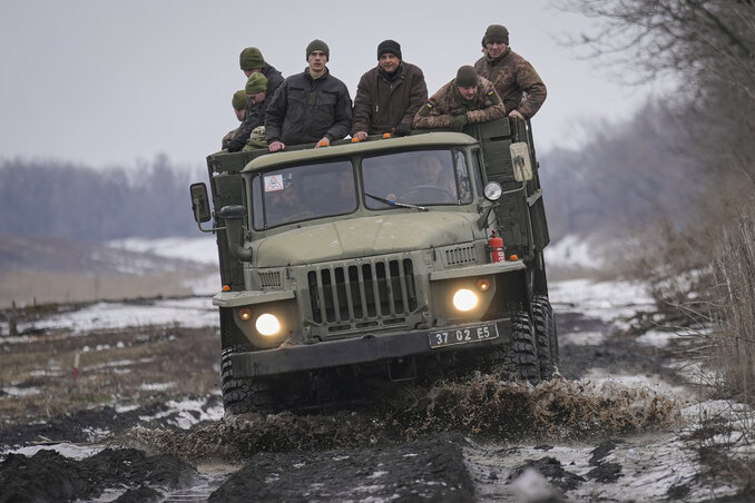 Ukrán katonák zötykölődnek a sáros úton a donyecki térségben folyó gyakorlat során (AP Photo/Vadim Ghirda via Beta)
