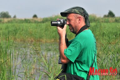 A frissen lecsapolt halastó medrében, a változások dokumentálása közben
