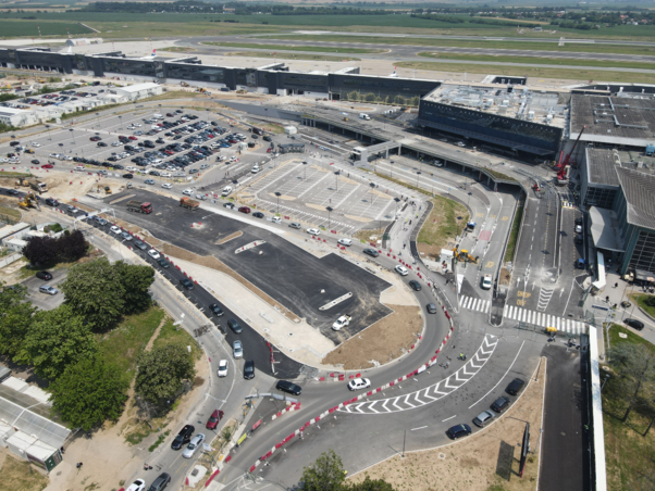 Végéhez közelednek a terminálhoz vezető utakon és parkolóhálózaton folyó munkálatok, így a közeljövőben az ideérkezők könnyebben megközelíthetik a főépületet, amelynek újonnan kialakított Kiss & Fly nevű leállósávja máris használható (Belgrade Airport)