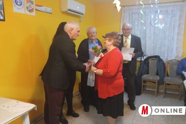 A szervezők köszöntik a péterrévei Balassa házaspárt (Fotó: Kancsár Izabella)