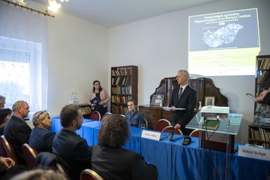 H�halom, 2022. febru�r 19.
Solt�sz Mikl�s, a Minisztereln�ks�g egyh�zi �s nemzetis�gi kapcsolatok�rt felel�s �llamtitk�ra besz�det mond a Nemzetis�gek egy�tt�l�se Magyarorsz�gon �s az Eur�pai Uni�ban c�m� k�z�leti f�rumon H�halomban 2022. febru�r 19-�n.