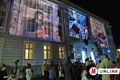 A tárlat anyagából részleteket vetítettek ki az intézmény homlokzatára a szabadtéri megnyitón (Dávid Csilla felvétele)