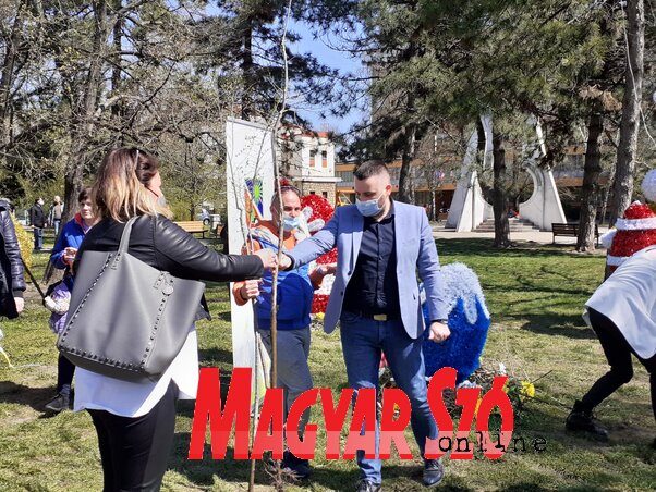 A polgármester személyesenadta át a facsemetéket A polgármester személyesenadta át a facsemetéket