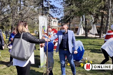 A  polgármester személyesenadta át a  facsemetéket