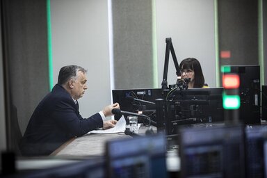 Orbán Viktor a Kossuth rádió stúdiójában (Fotó: MTI)