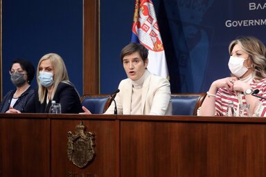 Ana Brnabić (középütt) mellett a belgrádi sajtótájékoztatón Jadranka Joksimović (balról) integrációs miniszter és Maja Popović igazságügyi miniszter is részt vett (Fotó: Beta)
