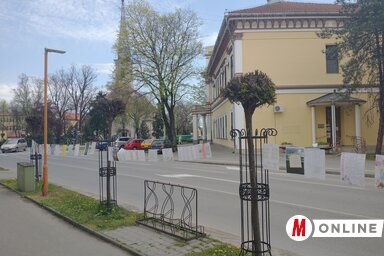 Kiteregetett versek Adán (Fotó: Csincsik Zsolt)