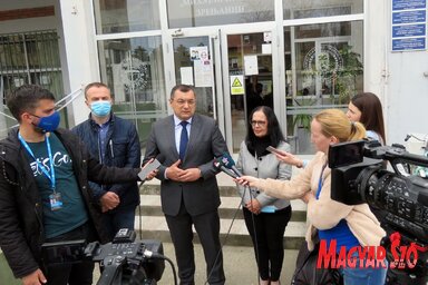 Sajtótájékoztató a kar épülete előtt (Kecskés István felvétele)