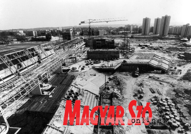 A sportközpont építése 1979. május 20-án kezdődött, a SPENS 81 világesemény 1981. április 14-e és 26-a között zajlott le A sportközpont építése 1979. május 20-án kezdődött, a SPENS 81 világesemény 1981. április 14-e és 26-a között zajlott le