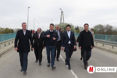 A tartományi kormányfő az adai Tisza-hídon – a hídszerkezetet 140 millió dinár értékben újították fel