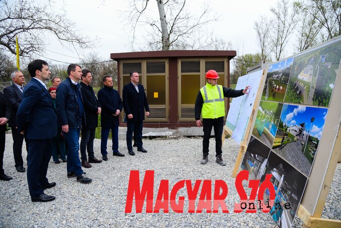 Az Igor Mirović vezette küldöttség megismerkedett az épülő wellnessközpont terveivel. A tartományi kormányfő megígérte, anyagilag támogatják majd a létesítmény kiépítését Az Igor Mirović vezette küldöttség megismerkedett az épülő wellnessközpont terveivel. A tartományi kormányfő megígérte, anyagilag támogatják majd a létesítmény kiépítését