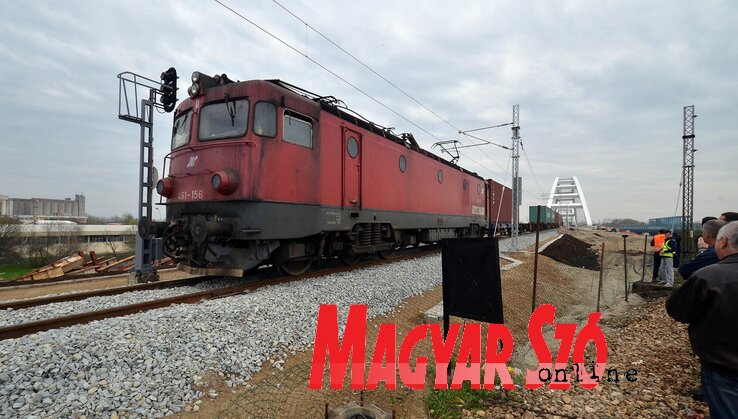 A teherszállító vonatot munkások és bámészkodók követték figyelemmel(Ótos András felvétele)