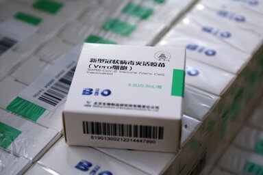 Sinopharm vakcinaszállítmány érkezett Miskolcra (Fotó: MTI)