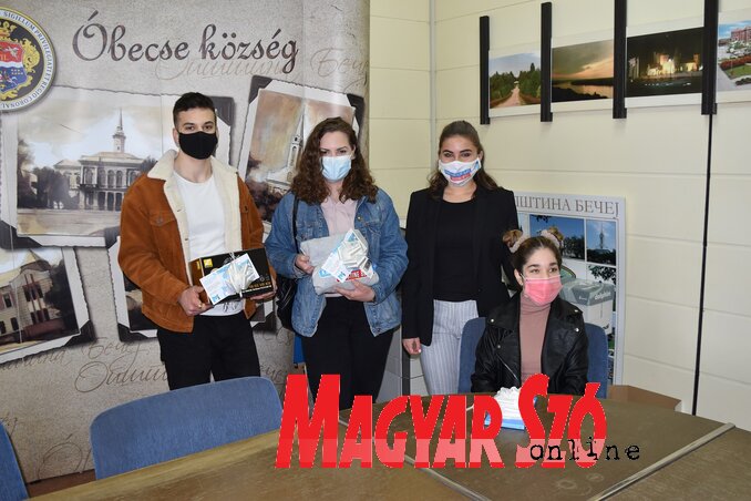 Đorđe Elesin, Jelena Marjanović, Péter Diana, az Ifjúsági Iroda koordinátora és Julijana Palinkaš (Fehér Rózsa felvétele) Đorđe Elesin, Jelena Marjanović, Péter Diana, az Ifjúsági Iroda koordinátora és Julijana Palinkaš (Fehér Rózsa felvétele)