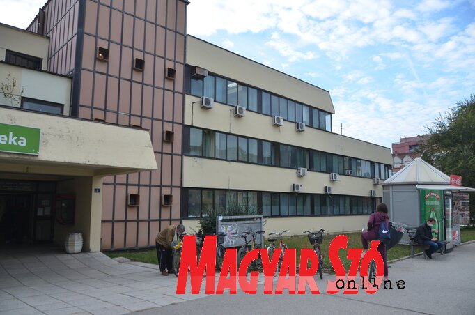 Az újtelepi Covid-központban megtöbbszörözték a dolgozók számát a nappali műszakban, ennek ellenére éjjelente háromszor annyian jelentkeznek, mint nappal, főként súlyos tünetekkel Az újtelepi Covid-központban megtöbbszörözték a dolgozók számát a nappali műszakban, ennek ellenére éjjelente háromszor annyian jelentkeznek, mint nappal, főként súlyos tünetekkel