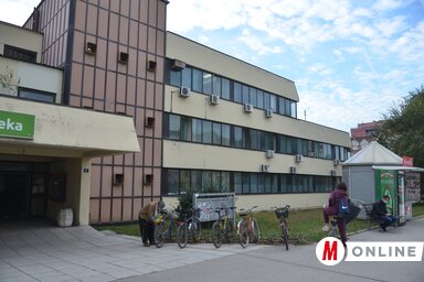 Az újtelepi Covid-központban megtöbbszörözték a dolgozók számát a nappali műszakban, ennek ellenére éjjelente háromszor annyian jelentkeznek, mint nappal, főként súlyos tünetekkel