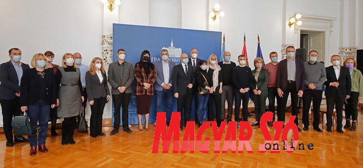 Az idén összesen 4551 tanuló iratkozik Újvidéken szakközépiskolákba, gimnáziumokba. A tanintézmények igazgatói tegnap a városházán találkoztak Az idén összesen 4551 tanuló iratkozik Újvidéken szakközépiskolákba, gimnáziumokba. A tanintézmények igazgatói tegnap a városházán találkoztak