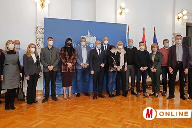 Az idén összesen 4551 tanuló iratkozik Újvidéken szakközépiskolákba, gimnáziumokba. A tanintézmények igazgatói tegnap a városházán találkoztak