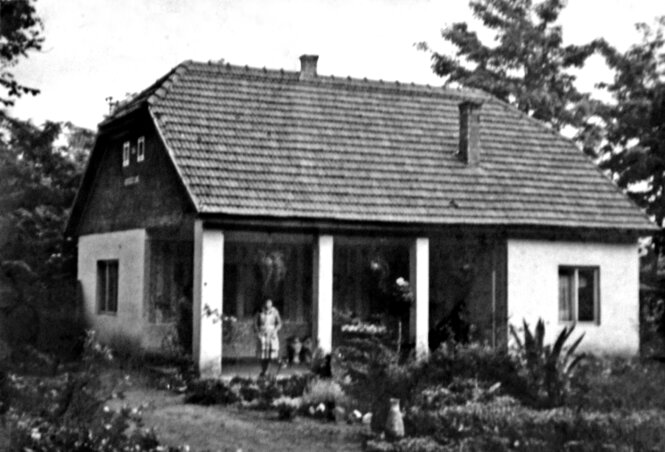 A temerini Kastélykertben levő Kertészlak előtt Törteli László édesanyját láthatjuk 1964-ben (Újrafotózta: Dávid Csilla) A temerini Kastélykertben levő Kertészlak előtt Törteli László édesanyját láthatjuk 1964-ben (Újrafotózta: Dávid Csilla)