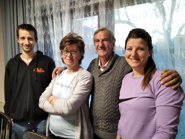 A Törteli család: Balázs, Aranka néni, Laci bácsi és Ágnes (Tóth D. Lívia felvétele) A Törteli család: Balázs, Aranka néni, Laci bácsi és Ágnes (Tóth D. Lívia felvétele)