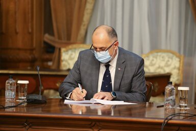 Kelemen Hunor aláírja a koalíciós megállapodást (Fotó: MTI)