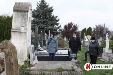 A szobor állagának felmérése (Lakatos János felvétele)