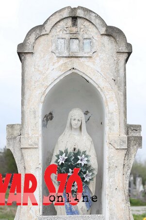 A kishegyesi Szűz Mária-szobor a Nyugati temetőben található (Lakatos János felvétele)
