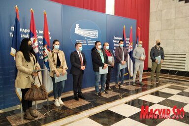 Čedomir Božić (középen) a sikeres pályázó gazdákkal (Fotó: Tóth D. Lívia)