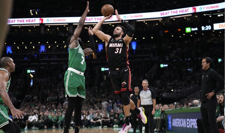 Spoelstra edző (jobbról) minden várakozást felülmúló munkát végzett a Miami csapatával (Fotó: Beta/AP) Spoelstra edző (jobbról) minden várakozást felülmúló munkát végzett a Miami csapatával (Fotó: Beta/AP)