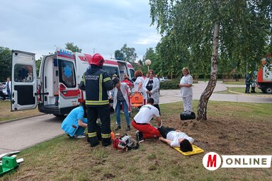Tűzvédelmi gyakorlat az egészségház udvarán: az egyik rendelőben tárolt paraffin okozott tüzet, és egy páciens súlyos sérüléseket szenvedett, de több más személy is ellátásra szorult (Kazinc