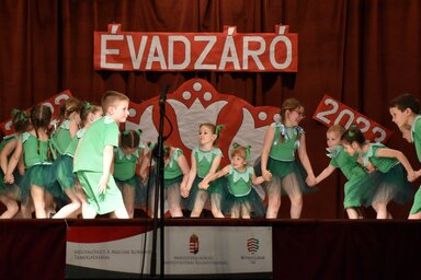 A kultúrkör modern tánccsoportjai is színpadra léptek (Fotó: Petőfi Sándor Magyar Kultúrkör)