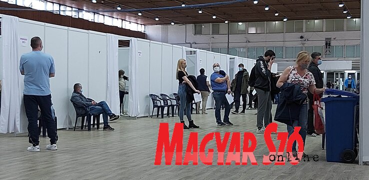 A következő napokban továbbra is regisztráció nélkül lehet felvenni a Pfizer–BioNTech védőoltását és a Szputnyik V oltóanyagot (Ótos András felvétele) A következő napokban továbbra is regisztráció nélkül lehet felvenni a Pfizer–BioNTech védőoltását és a Szputnyik V oltóanyagot (Ótos András felvétele)