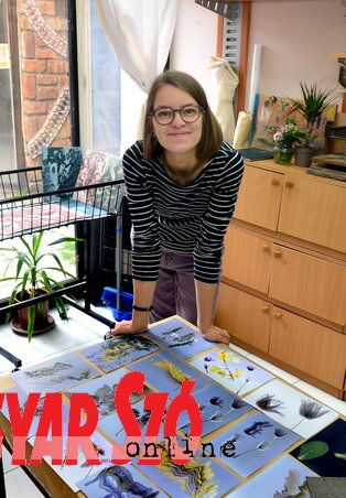 Argyelán Zita gyűjti és szárítja a herbáriumhoz szükséges növényeket, szeret utazni, Magyarországról és Szlovéniából is hozott virágokat (Dávid Csilla felvétele) Argyelán Zita gyűjti és szárítja a herbáriumhoz szükséges növényeket, szeret utazni, Magyarországról és Szlovéniából is hozott virágokat (Dávid Csilla felvétele)