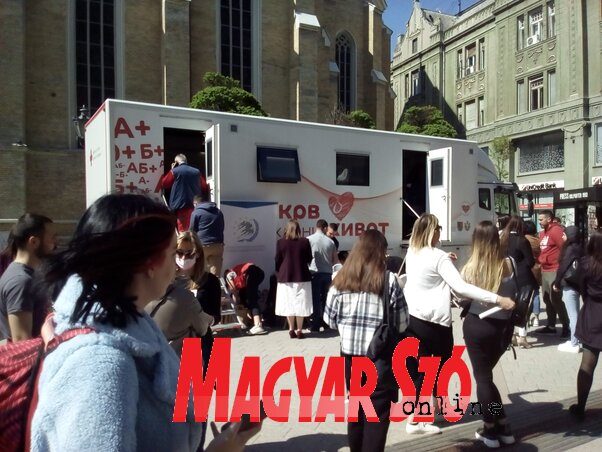 Újvidék központjában önkéntes véradási akciót szerveztek, amelyen a vártnál sokkal többen vettek részt. Tegnap délután a vérátömlesztő teherautó ellőtt legalább húszan álltak a sorban (Szeli Balázs felvétele) Újvidék központjában önkéntes véradási akciót szerveztek, amelyen a vártnál sokkal többen vettek részt. Tegnap délután a vérátömlesztő teherautó ellőtt legalább húszan álltak a sorban (Szeli Balázs felvétele)