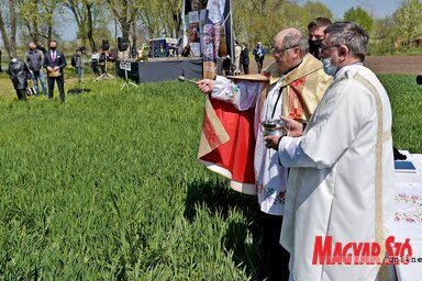 A négy égtáj felé nézve szentelték meg a búzatáblát (Gergely Árpád felvétele)