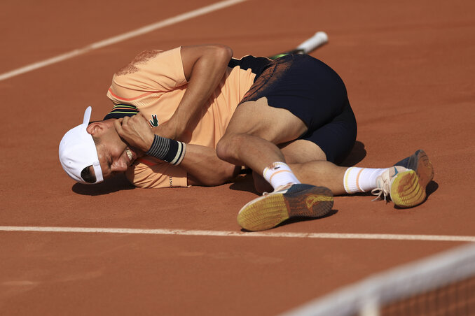 Szomorú kép a Roland Garrosról: Filip Krajinović egyszerűen lerogyott a salakra... (Fotó: Beta/AP)