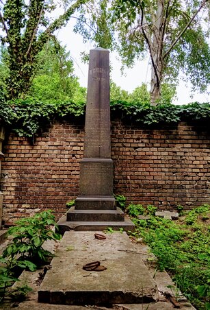 Dr. Barbás József családi sírboltja a Fiume Úti Sírkertben (Fotó: Lábadi Károly) Dr. Barbás József családi sírboltja a Fiume Úti Sírkertben (Fotó: Lábadi Károly)