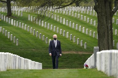 A felvételen Joe Biden az arlingtoni katonatemető 60-as szektorában, ahol az Afganisztánban elesettek zöme nyugszik (Fotó: Beta/AP)