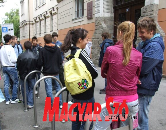 Több mint 20 000 drogtesztet osztottak szét az újvidéki általános- és középiskolákban, a szülők nagy érdeklődést mutattak az akció iránt (Dávid Csilla felvétele)