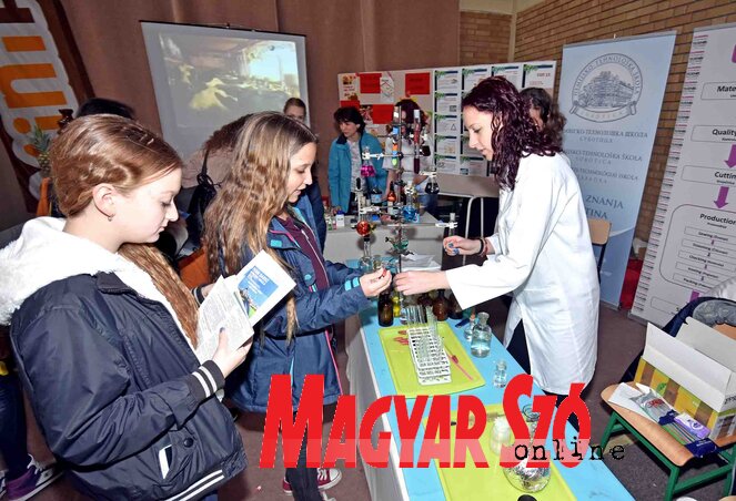 A középiskolák minden évben oktatási vásárokon mutatkoznak be a pályaválasztás előtt állóknak (Fotó: Gergely Árpád)