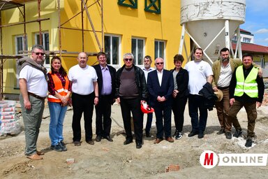 Vendégek a birkózóakadémia előtt (Puskás Károly felvétele)